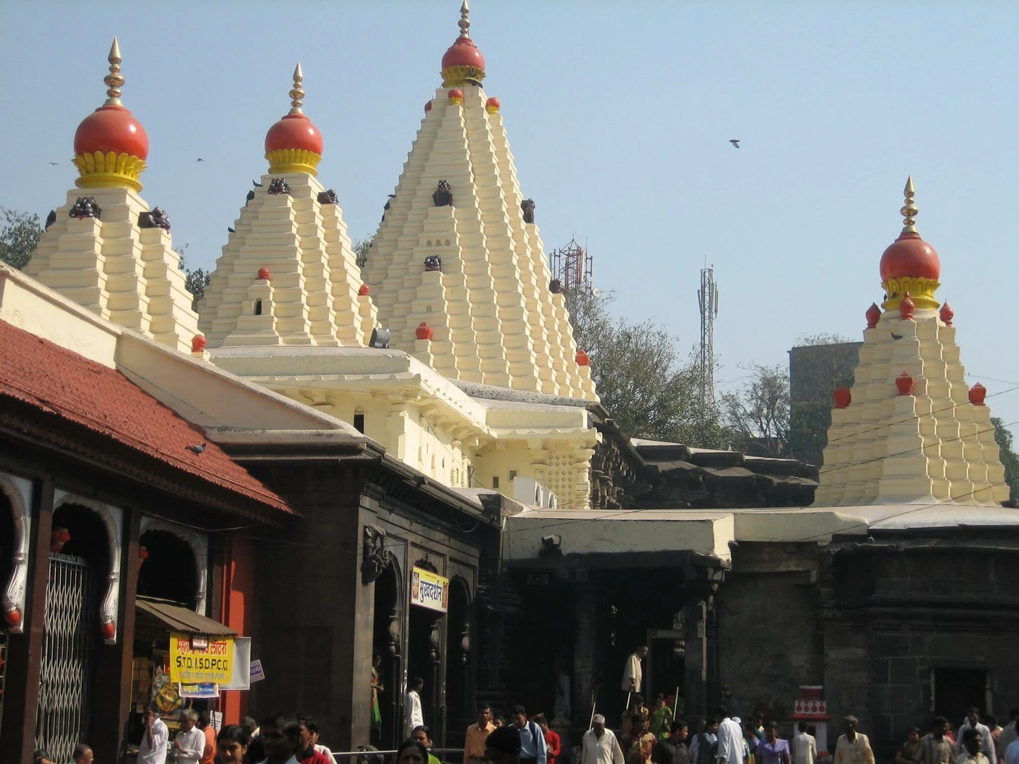 Храм МАХАЛАКШМИ Мумбаи. Храм Лакшми Колхапуре. Индуистский храм Мумбаи. Храм МАХАЛАКШМИ Мумбаи координаты.