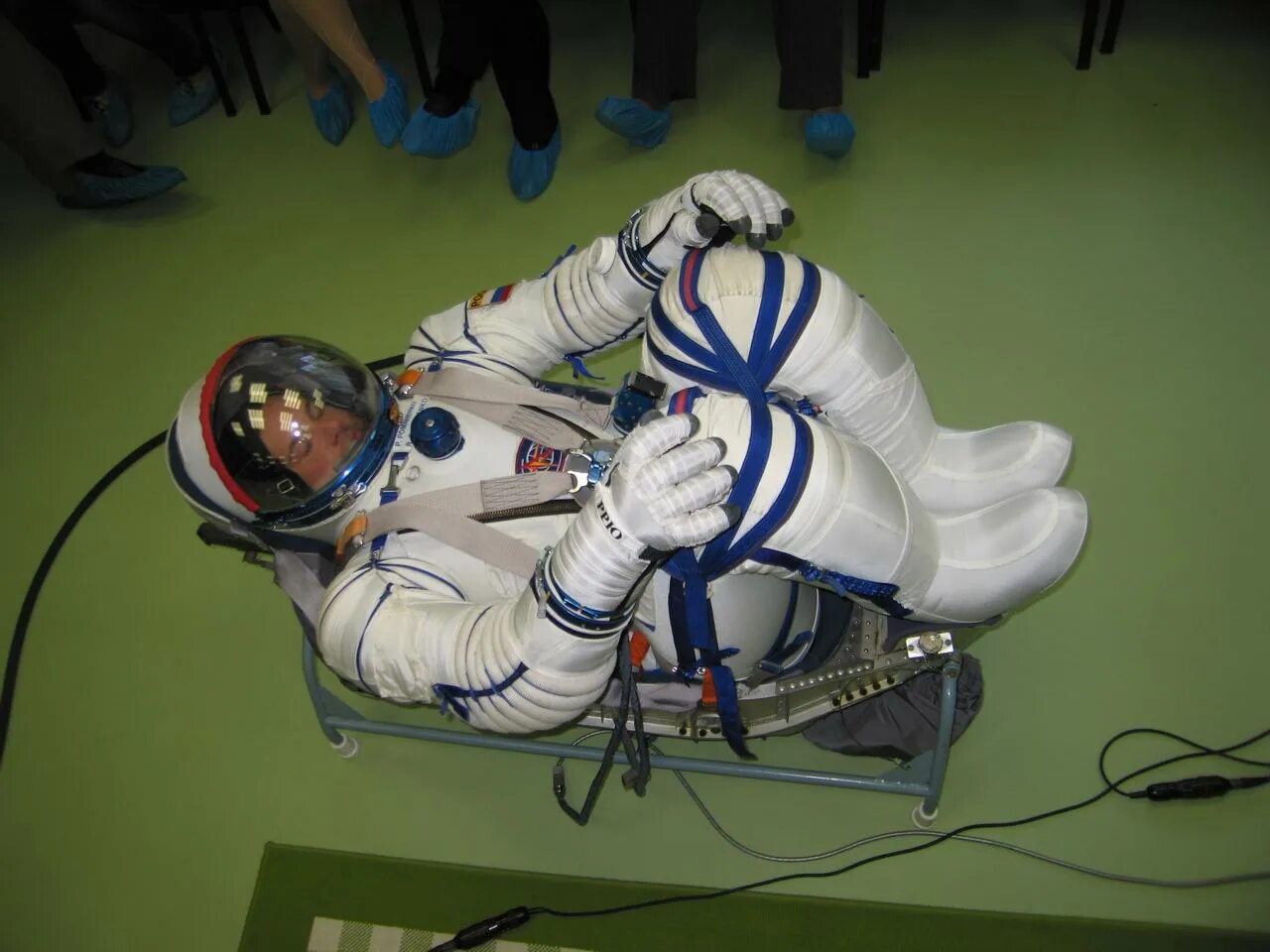 Как называется кресло космонавта. Ложемент кресло космонавта. Спасательный скафандр сокол-м. Союз кресло космонавта. Ложемент космонавта.