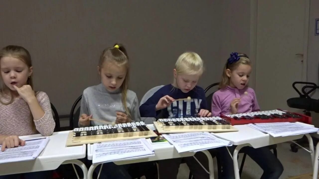 Преподаватель сольфеджио. Контрольный урок по сольфеджио 1 класс. Урок сольфеджио 1 класс видео. Фа мажор сольфеджио 1 класс. Два весёлых гуся играть на пианино.
