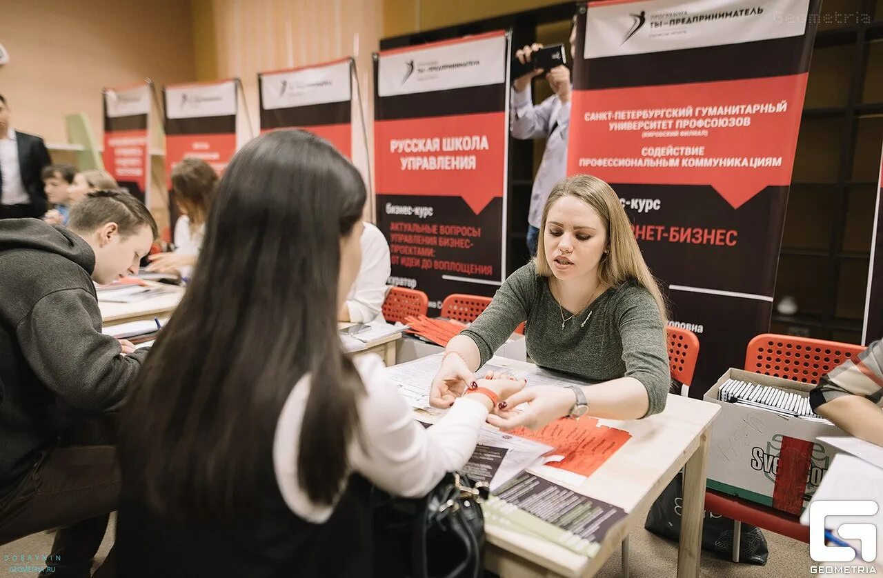 Кировские предприниматели. Кировские предприниматели. Ростелеком информационные технологии офис. Ростелеком информационные технологии офис. Бизнесмены кирова.