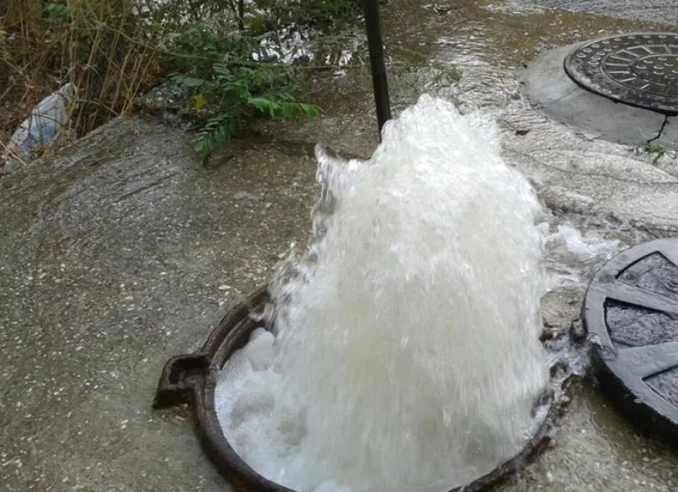 Вода из канализационного люка. Разлив канализации. Течет вода из люка. Вода из люка. Течет вода из люка.