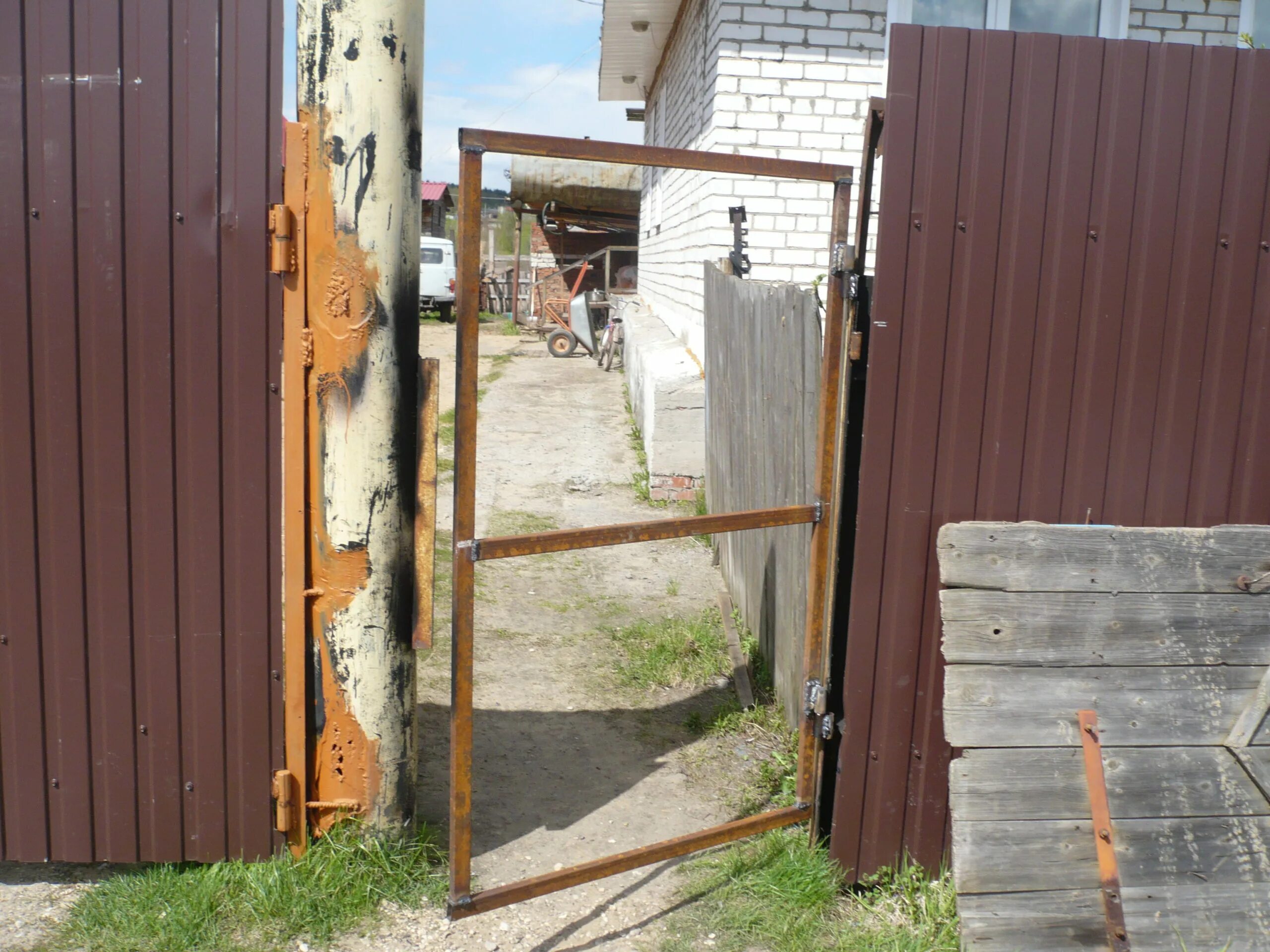 Как правильно приварить калитку к столбу. Ворота на круглых столбах. приварить калитку. калитка на круглых столбах. сварка калитки к круглым столбам.