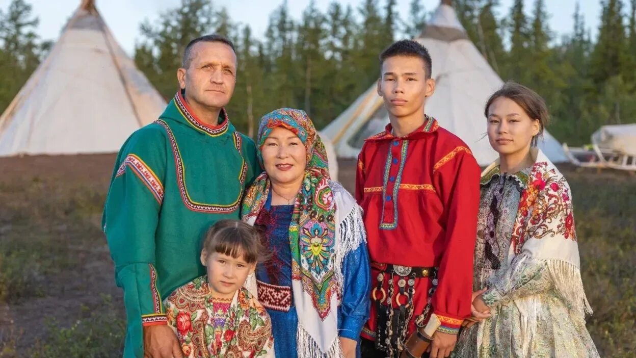 Национальная одежда ненцев. Ненцы ненецкий автономный округ. Родители ямала ламина. Ламмин муром директор. Ямал.