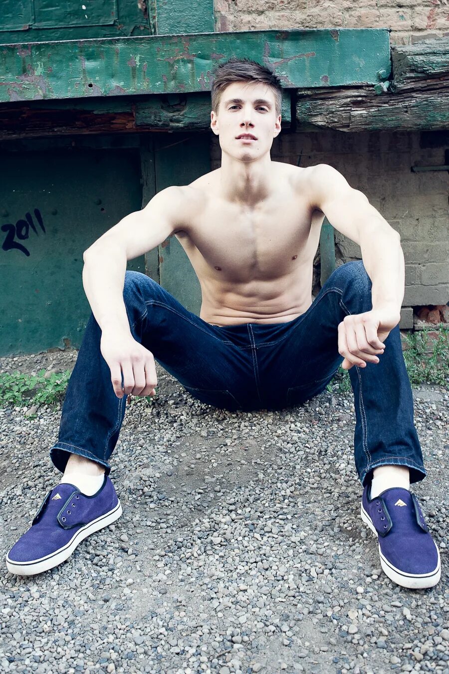 Парень во дворе. С новым годом пацаны со двора. Парень во дворе. Парни со двора. Парни со двора.