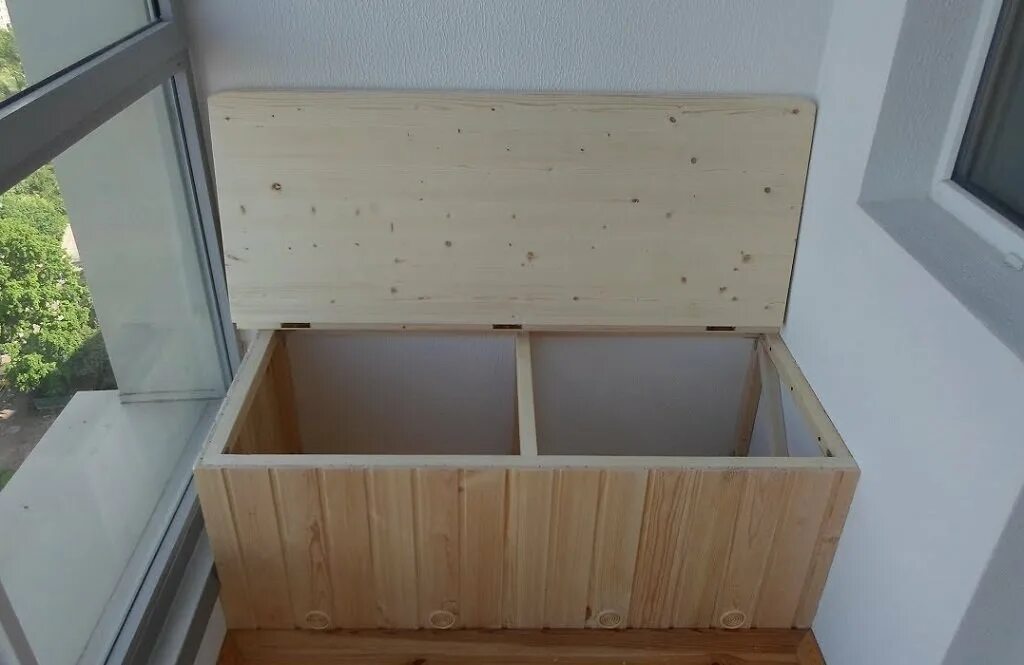 ящик на балкон с сиденьем. ящик на балкон для хранения. лежанка на балконе. короб на балконе для хранения. ящик на балкон с сиденьем.