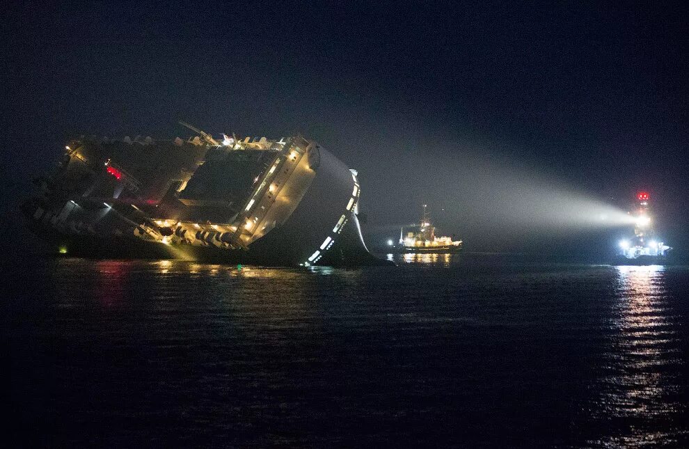 Корабли сели на мель. Крушение автовоза Hoegh Osaka. Сухогруз Hoegh Osaka. Корабль сел на мель. Затонувшие корабли.