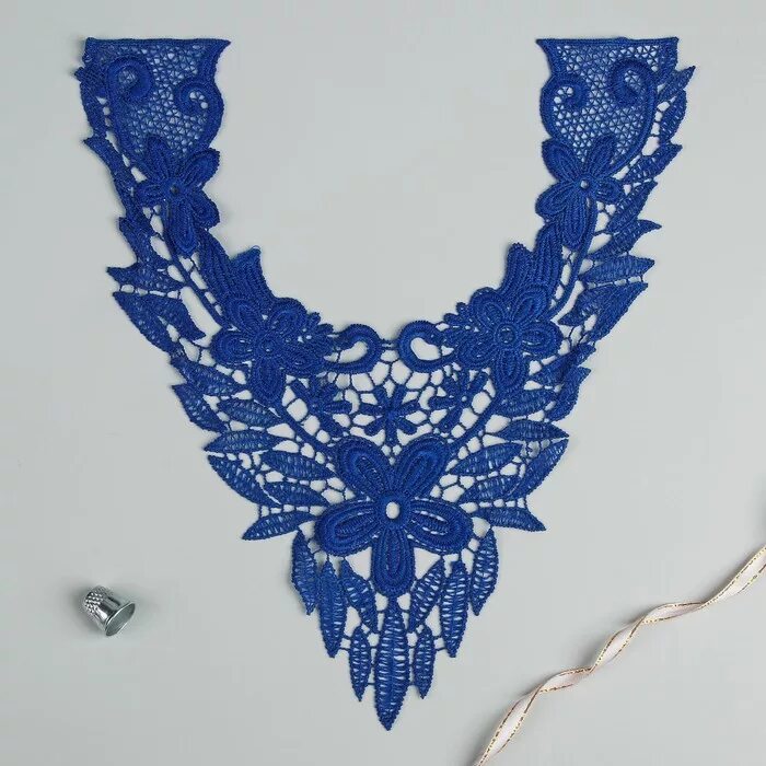 Воротник синего цвета. Синее платье. Платье синее воротник стоечкой. Платье синие нарядное. Синие платья с воротником стойкой.