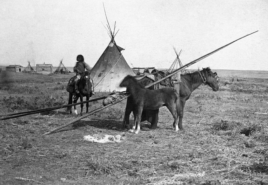 Индейцы Канады. Поселение индейцев. Сгоревшие поселения индейцев картинки.