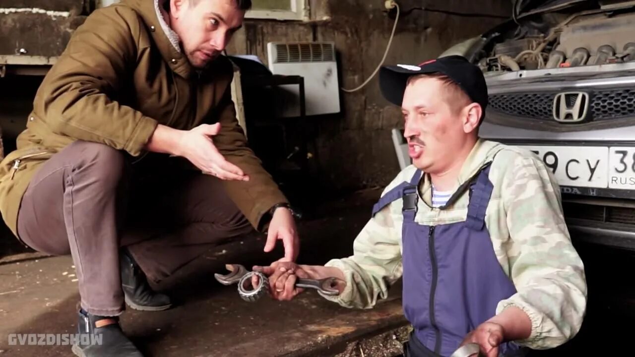 Отец в автосервисе. Автосервис механик. обман в автосервисе.