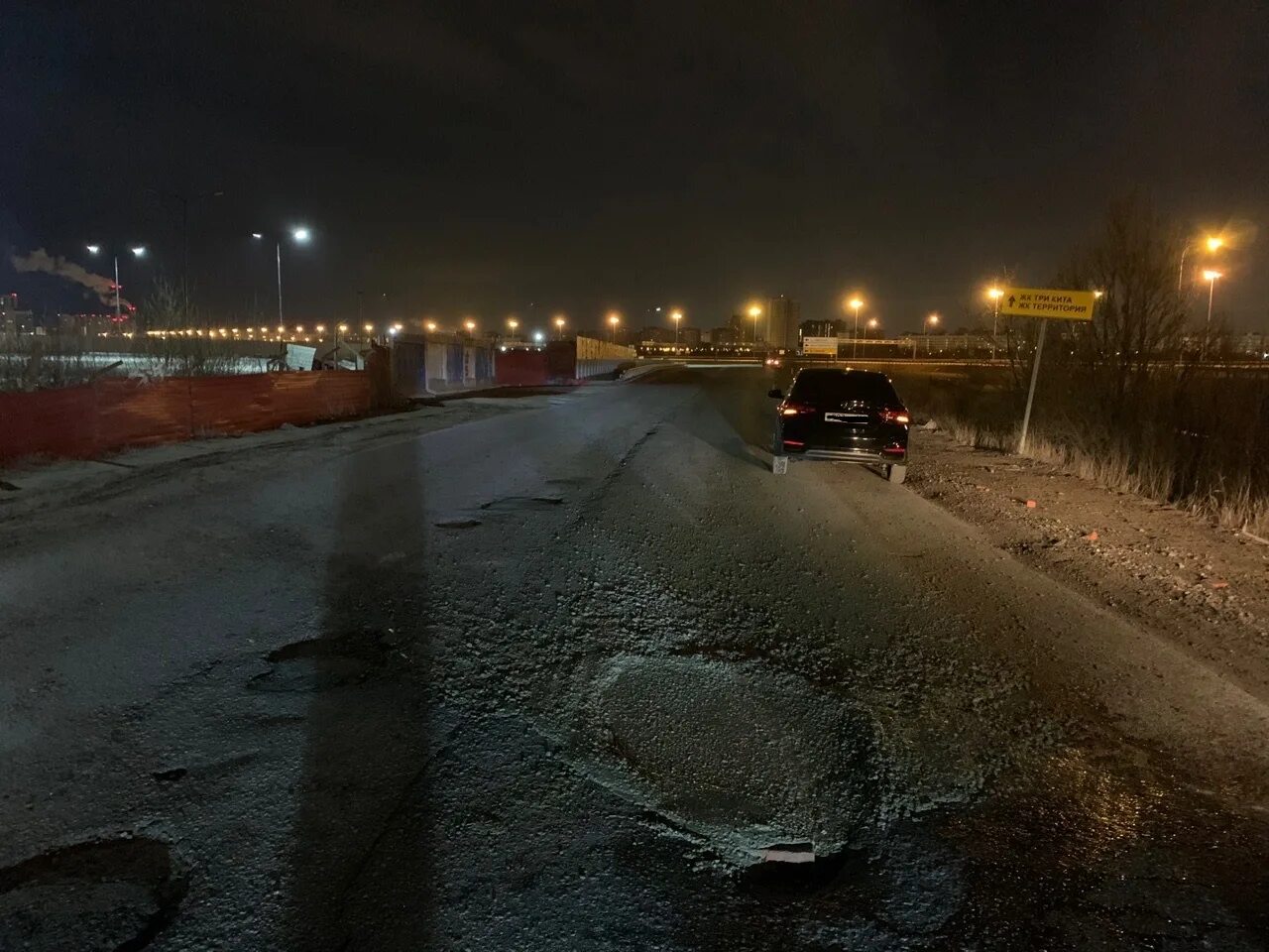 Таксист автохам не уступил дорогу скорой помощи видео 360. Петербург пробки. Новая охта кад. Кад спб развилочные отбойники. Кольцевая дорога в риме.