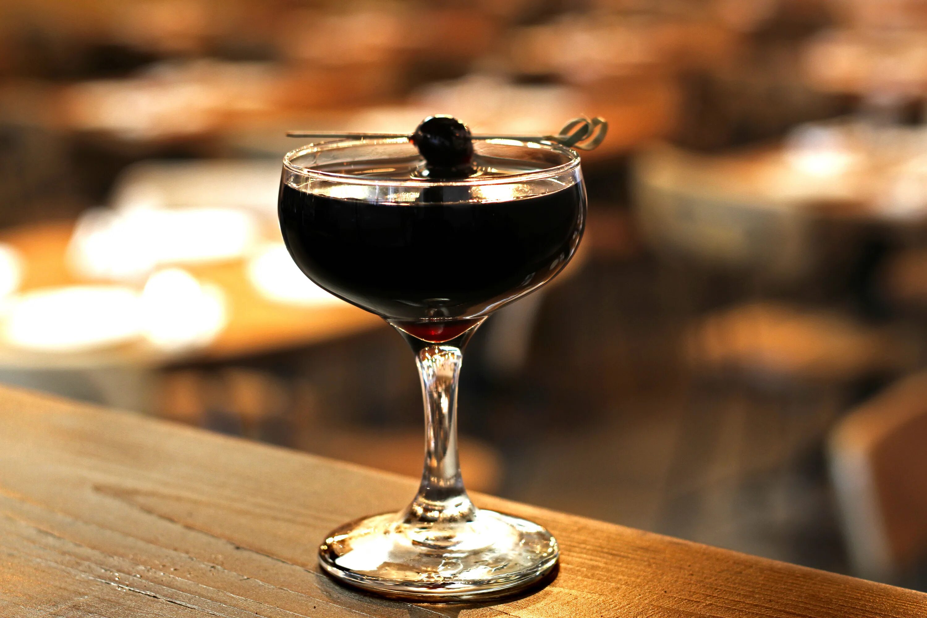 Black cocktail. Черный коктейль. Напитки в ресторане. Коктейль черного цвета. Коктейль в темных тонах.