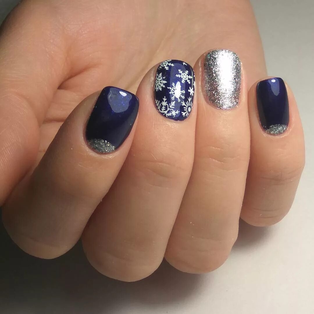 Шеллак декабрь 2023. Новогодний дизайн ногтей. Маникюр на новый год однотонный. Модный маникюр зима 2020-2021. Крутой маникюр на короткие ногти.