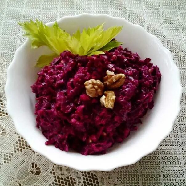 Салат со свеклой и орехами. Салат со свеклой и орехами. Свекольный салат с грецкими орехами. Салат из свеклы с грецкими орехами. Салат свекла чернослив грецкий орех чеснок.