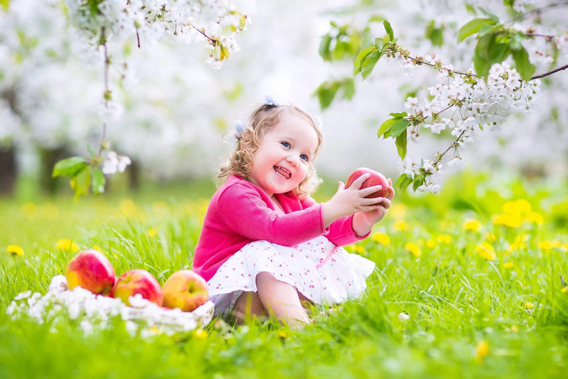 Child nature. Счастливый ребенок. Весенние фотосессии на природе.