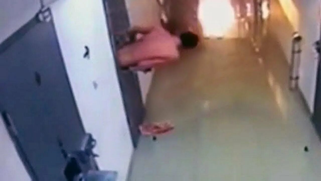 Schoolboy runaway но я попал в Армию побег через ворота. - Видео