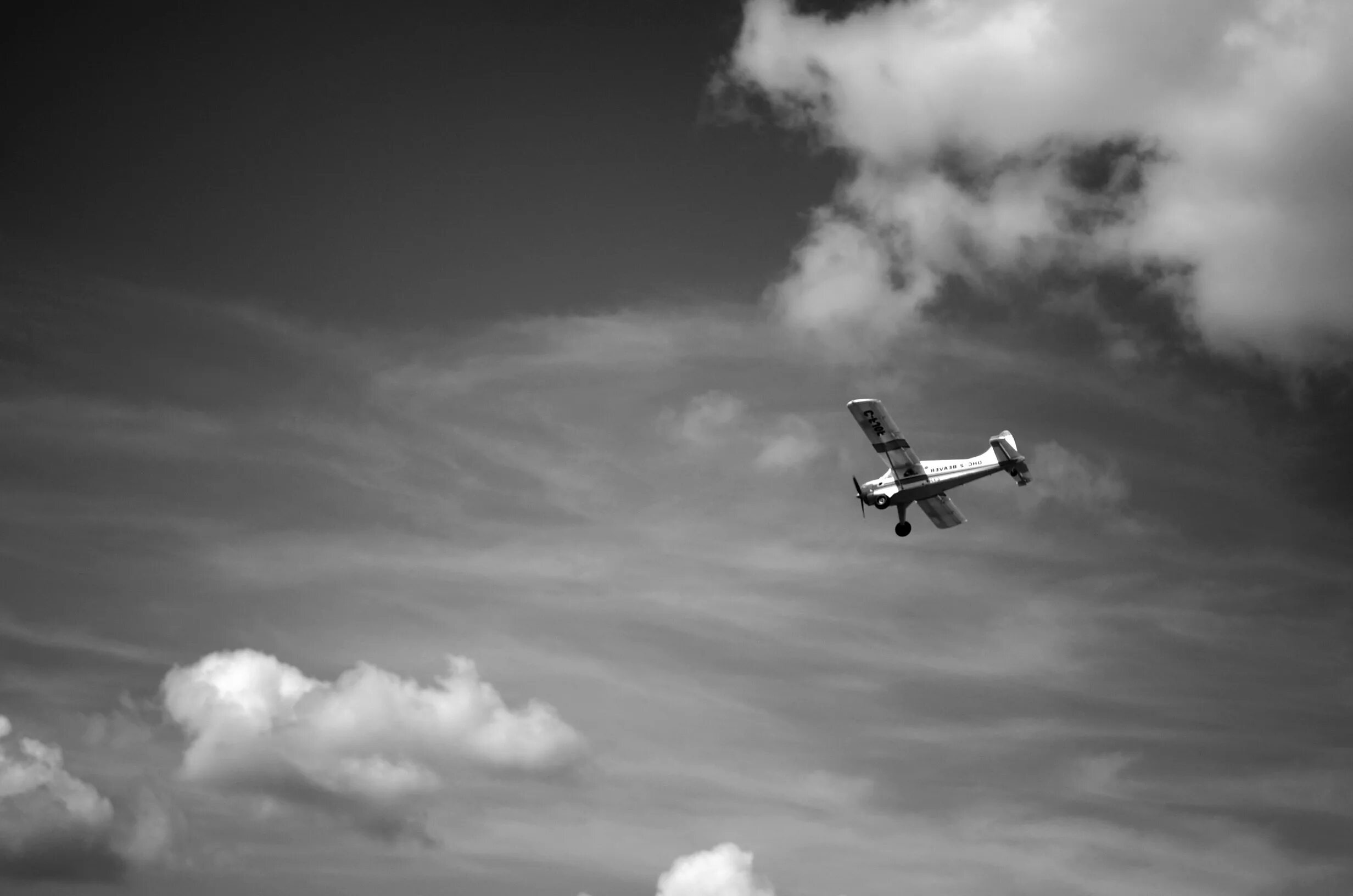 Flying plane 1 4. Самолет в небе. Самолет в небе чб. Старый самолет в небе. Самолет черно белый.