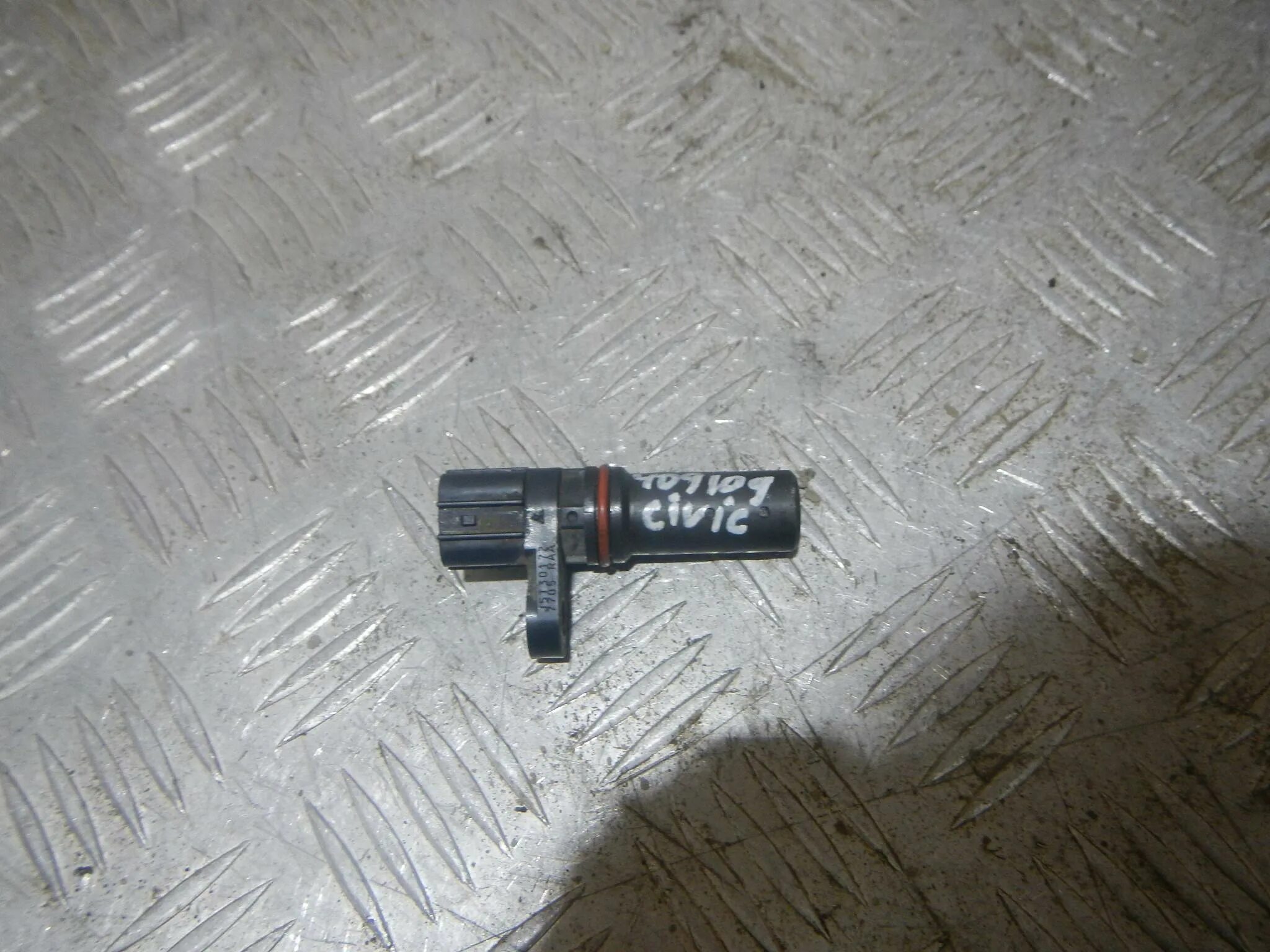 7 датчик калинвал. Датчик коленвала на хонда аккорд поколения 8. Датчик положения коленвала honda crv 2015. Датчик коленвала хонда цивик. Датчик распредвала 0281002 камаз.