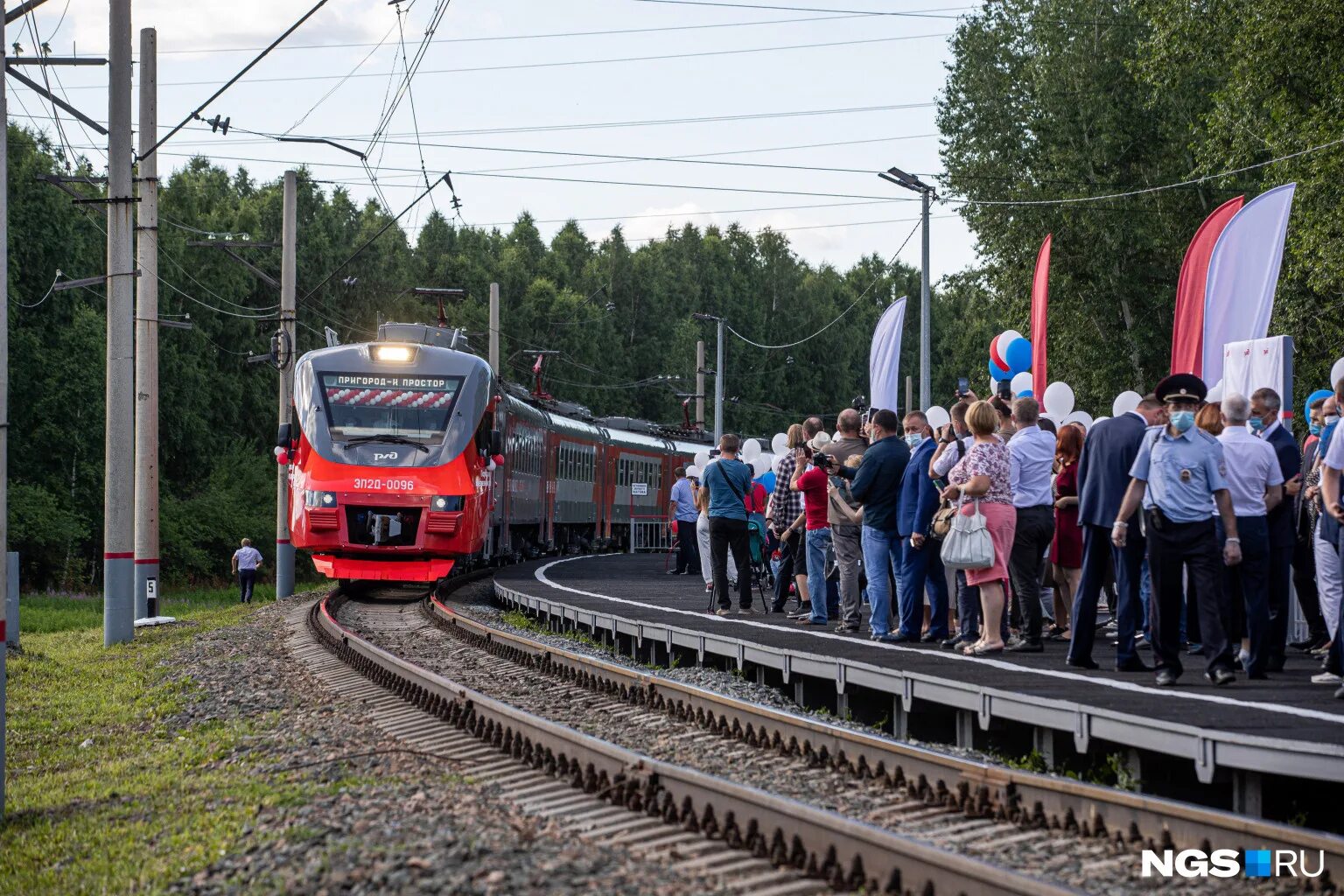 Электричка береговая новосибирск. Станция Пригородный простор Новосибирск. Городская электричка Новосибирск. Проект городская электричка Новосибирск. Пригородный поезд.