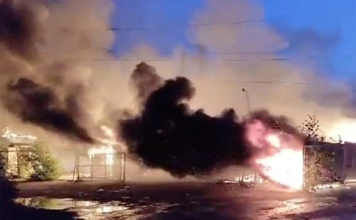 Пожар на высоковольтной. Отключение электроэнергии на пожаре. Пожар на высоковольтной. Невинномысский азот пожар. Многоэтажный дом вблизи.