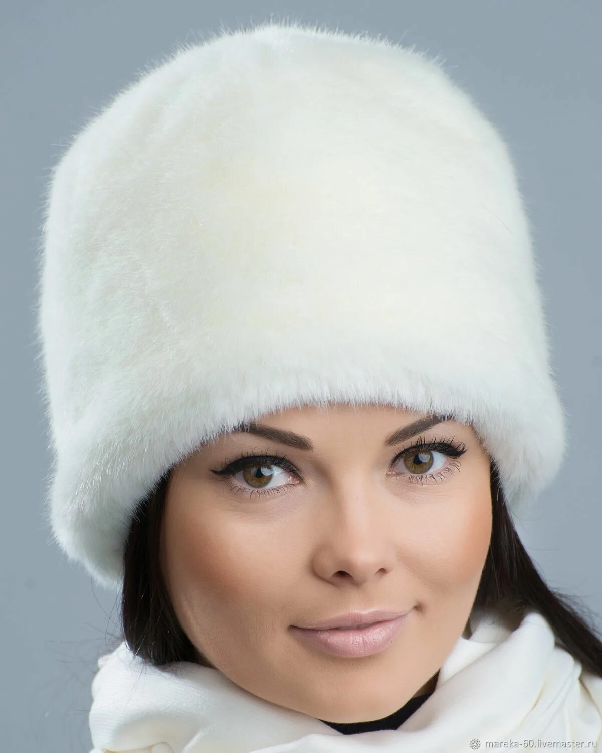 Белую норковую шапку