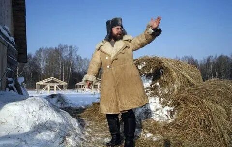Часовой в тулупе огромный