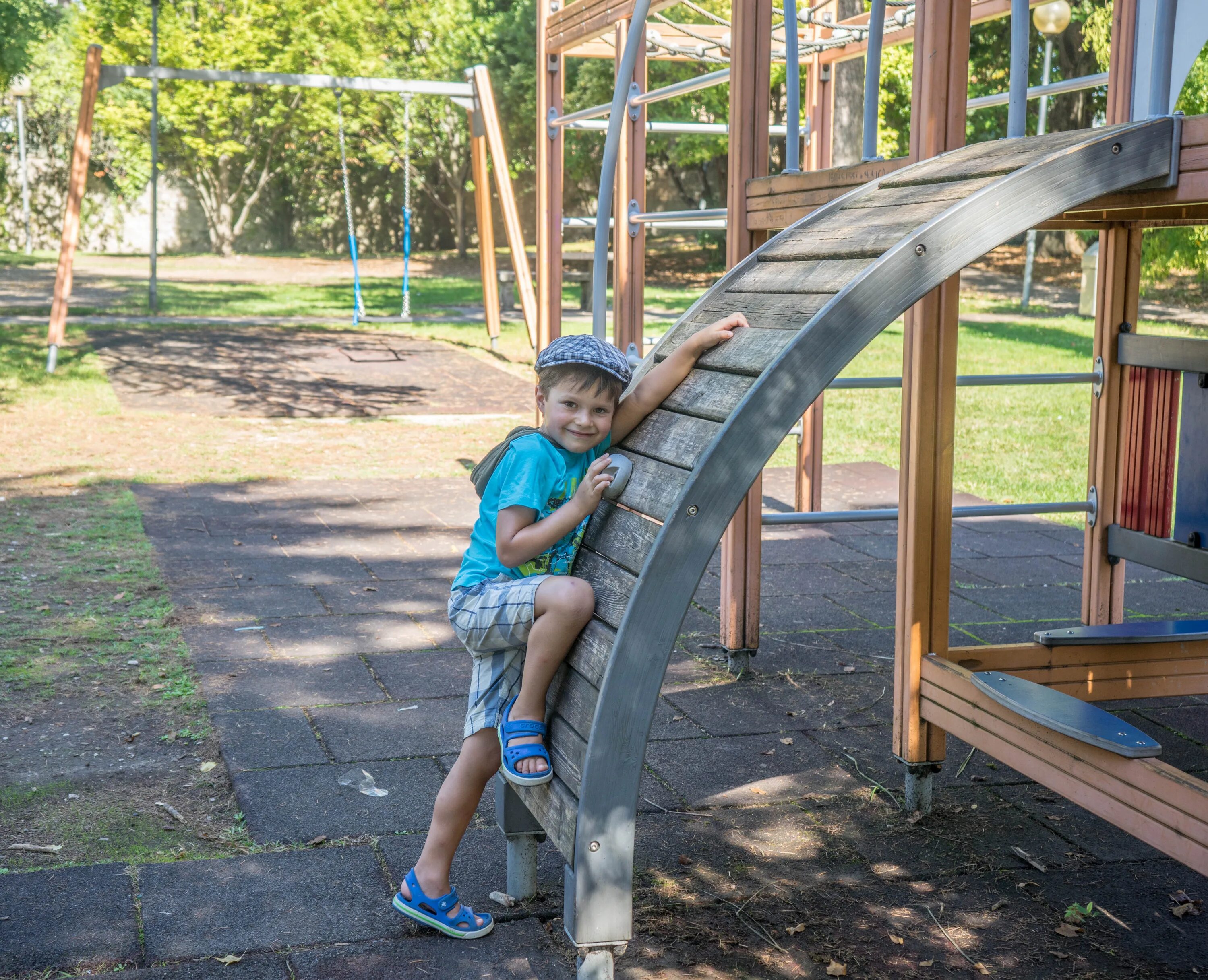 Piss shower on the swing in the playground. Мужчина загорал на детской площадке. Детская площадка с детьми. Фотосессия на детской площадке. Фотосессия на детской площадке.