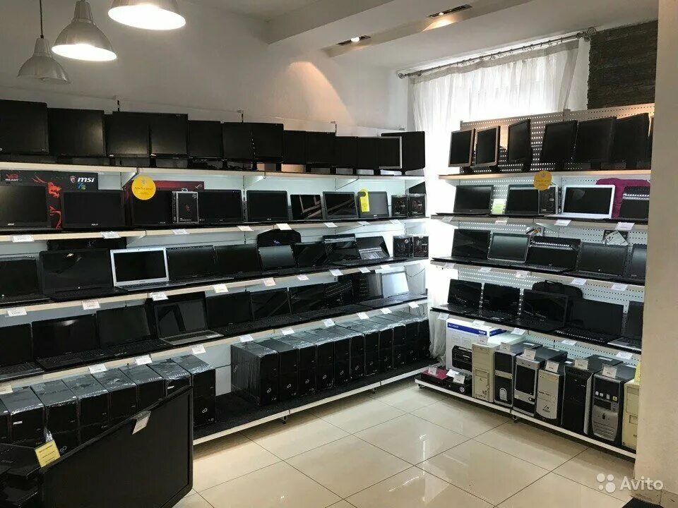 Магазин техники в нижнем. Компьютерный магазин. Магазин компьютеров. Склад компьютеров. Склад бытовой техники.