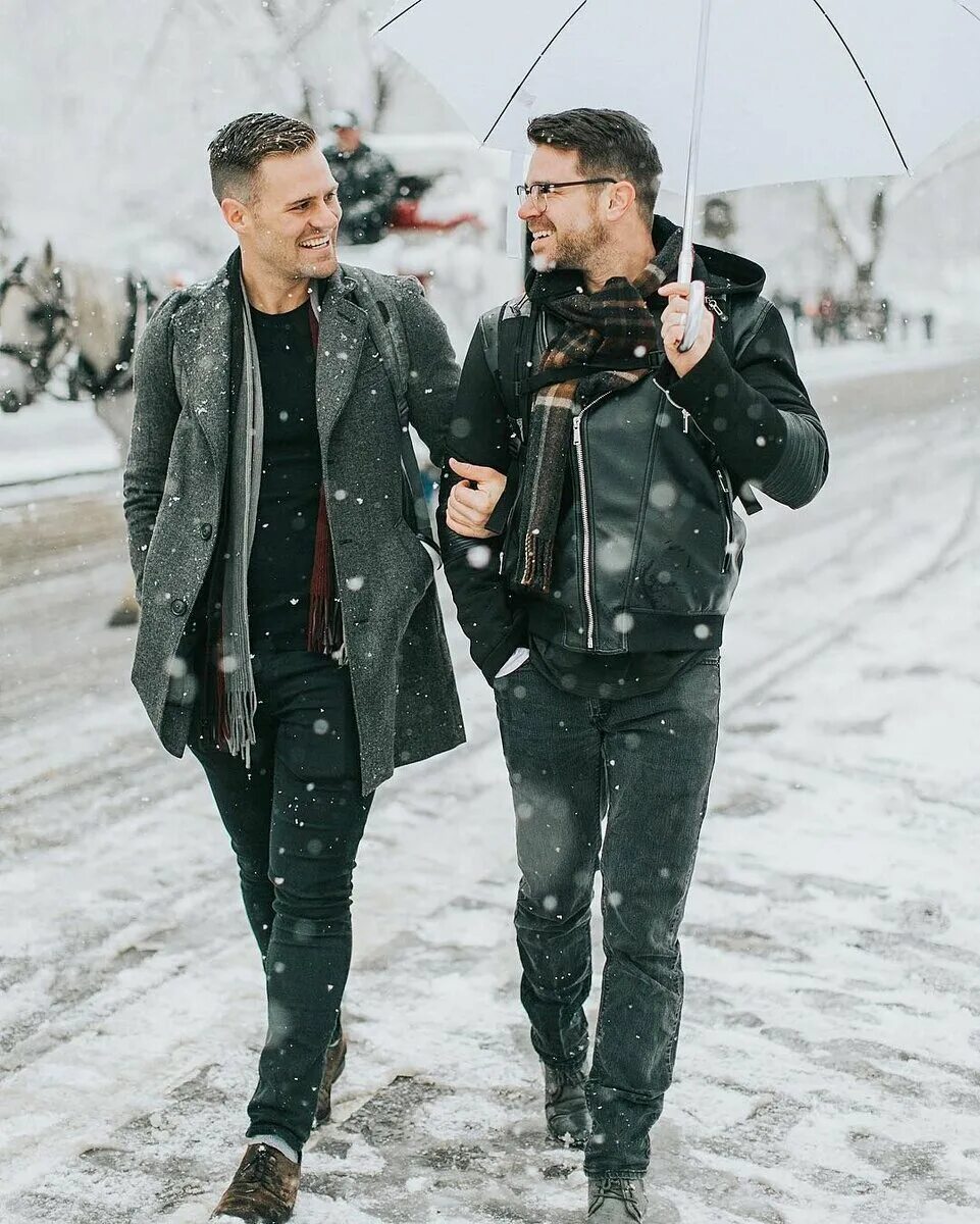 Два парня гуляют. Два парня гуляют. Два парня со спины. Парни идут за ручку. Два парня держатся за руки.