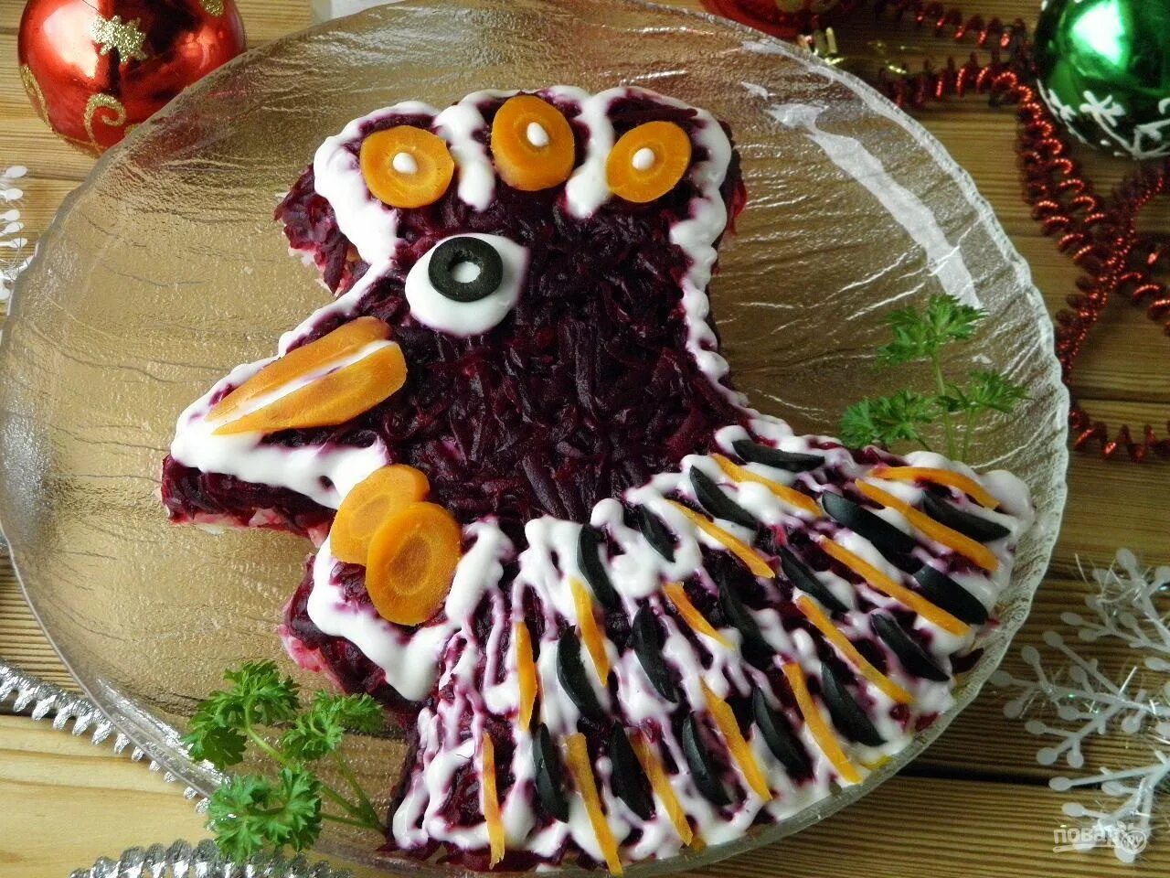 Украшение салата сельдь под шубой. Селёдка под шубой в форме рыбы. Селёдка под шубой в форме рыбы. Украшение селедки под шубой. Необычное украшение салатов.