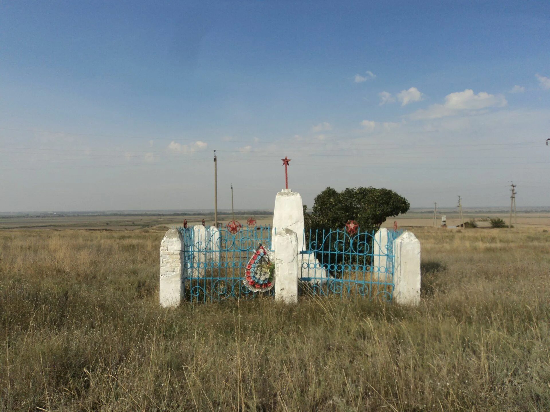 Никольское ставропольский край. Село Орловка Ставропольский край Буденновский район. Могилы белогвардейцев. Могила красногвардейцев. Село Никольское Ставропольский край.