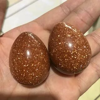 Камень с золотыми блестками