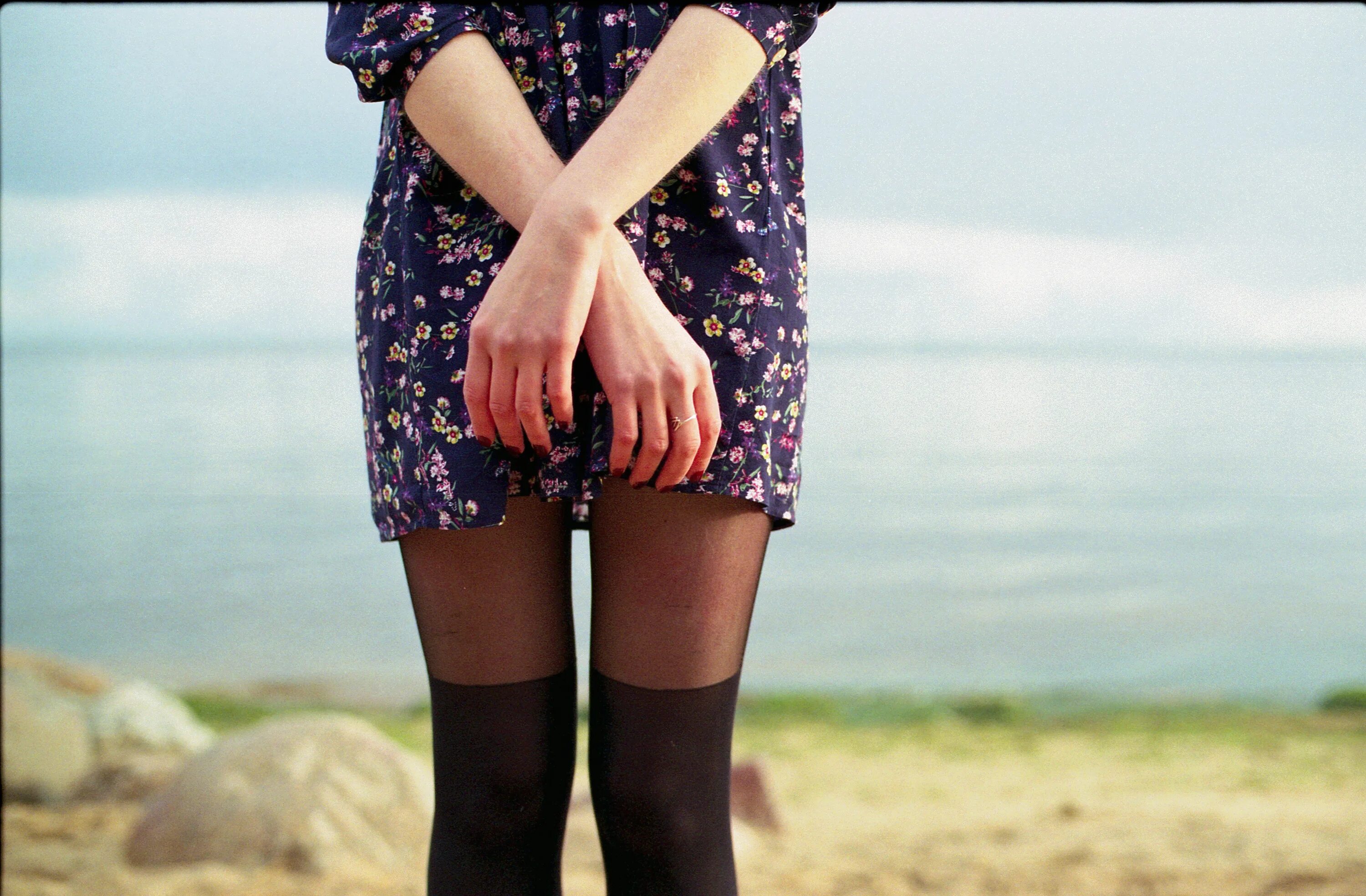 Ноги женщин выше колен. Красивые колени. Летние колготки. Коленки девушек. Красивые колени девушек.