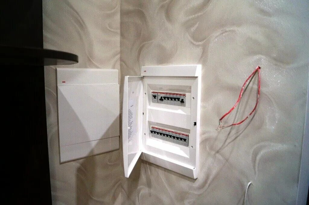 щиток электрический навесной. декоративный ящик для электросчетчика. электрический щиток бокс шнайдер. электрический щиток в квартире. подставка для щита электрического.