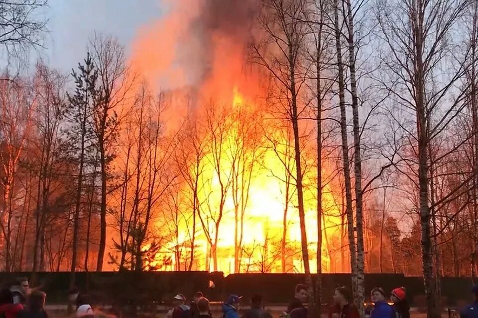 Пожар во Всеволожске. Пожар во Всеволожске сейчас. Во Всеволожске пожар пожар сейчас. Сгоревшие дома во Всеволожске. Погода всеволожск по часам