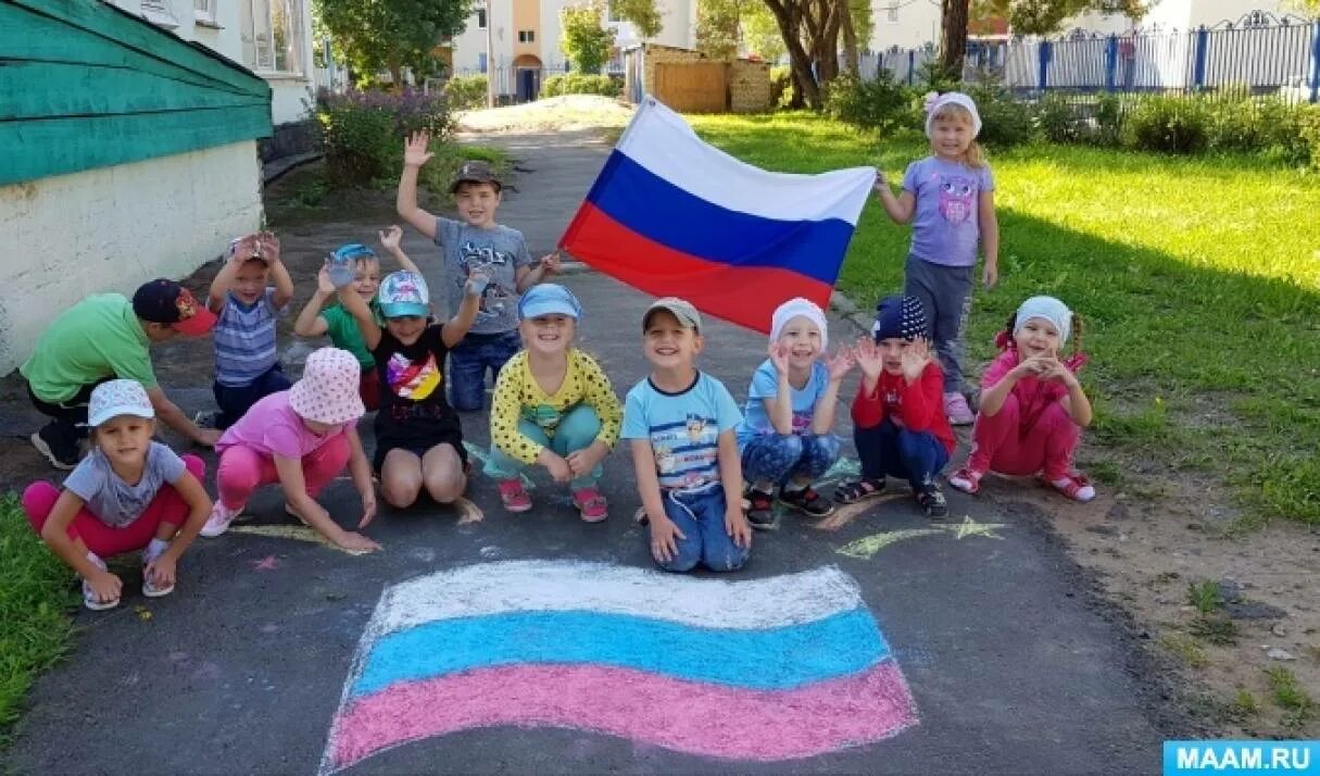 Аппликация для детей российский флаг. Российский флаг для дошкольников. Поделки на день флага в детском саду. День флага в саду. Аппликация флаг россии.