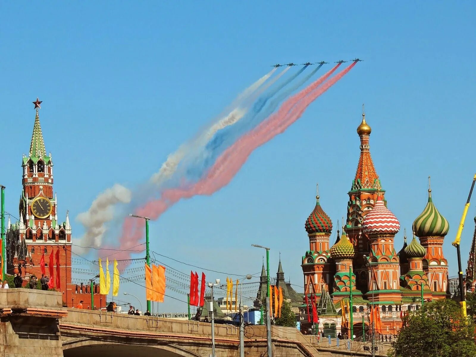 Россия картинки. Кремль флаг. Символы России. Красная площадь с флагом.