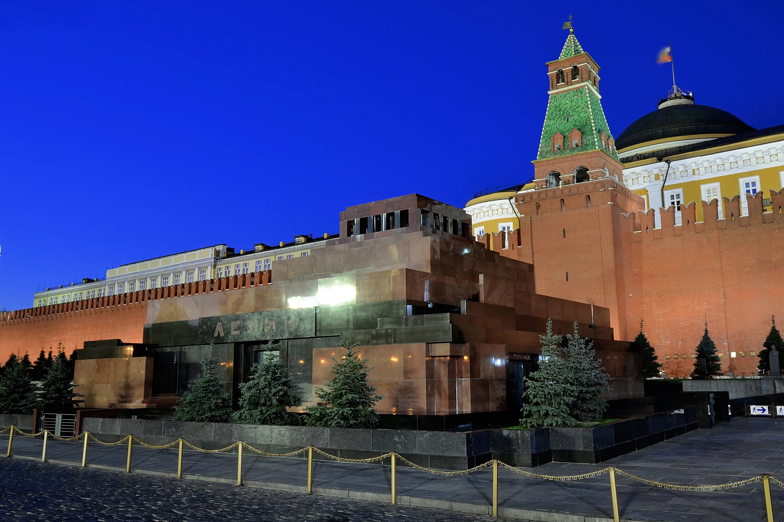 Ленин на красной площади в мавзолее. Ленин в Кремле в мавзолее. Московский Кремль мавзолей. Мавзолей на красной площади в Москве. Кремлевские ленин