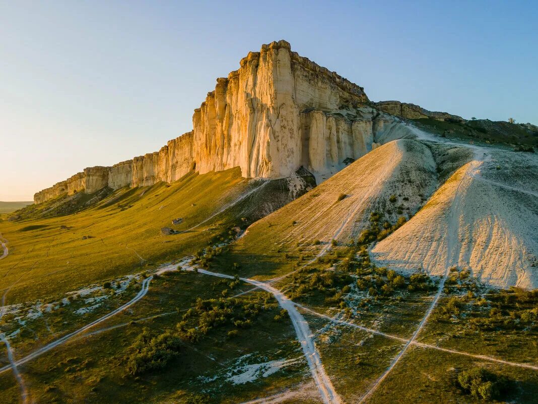 Скала в крыму кая. Белая скала АК-Кая. Белая скала Белогорск Крым. Гора АК Кая Крым. Скала АК-Кая (белая скала).