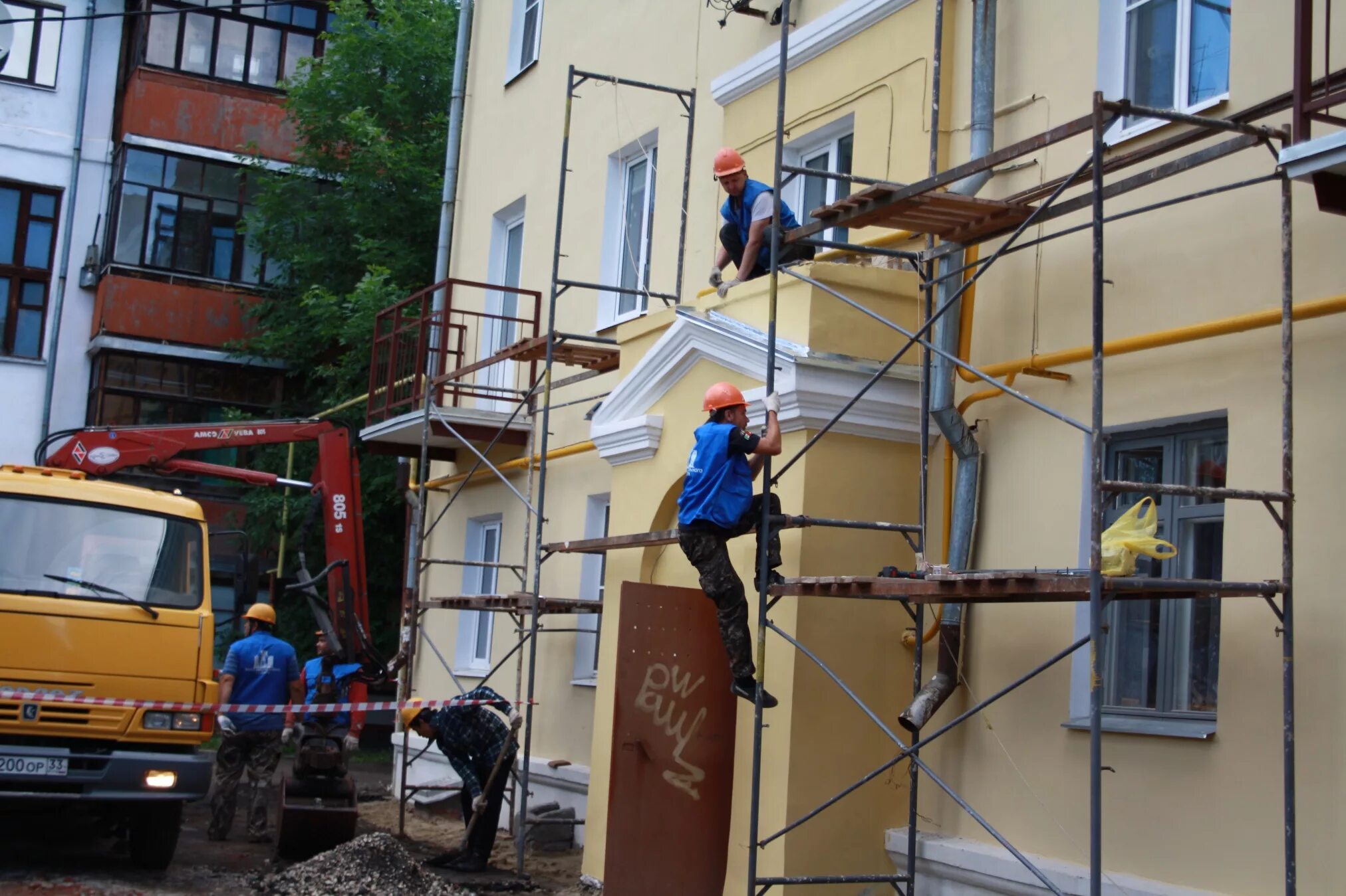 Капитальный ремонт кр. Капремонт фасада. Кап ркмонт фасадов пятижтажек. Капремонт фасадов многоквартирных домов. Капремонт фасадов Москва.