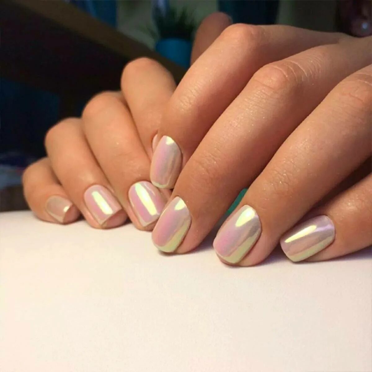 Втирка на короткие ногти. Маникюр на короткие ногти с втиркой 2019. Перламутровый маникюр на короткие ногти. Втирка жемчужная 2020. Короткие ногти со втиркой.