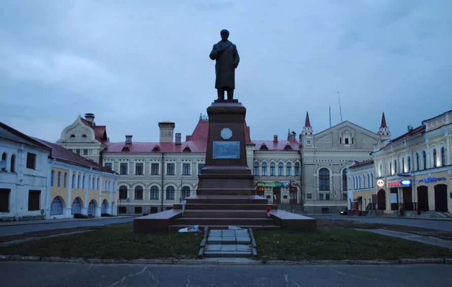 Площадь рыбинского. Рыбинск памятник Ленину на красной площади. Памятник Ленину в городе Рыбинске. Рыбинск красная площадь Ленин. Памятник на красной площади в Рыбинске.