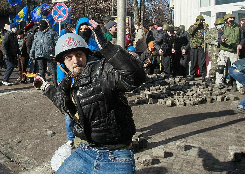 Майдан по первому. Протасевич на Майдане 2014. Евромайдан на Украине в 2014. Кастрюли на Майдане Беркута. Майдан 2014 кастрюлеголовые и Беркут.