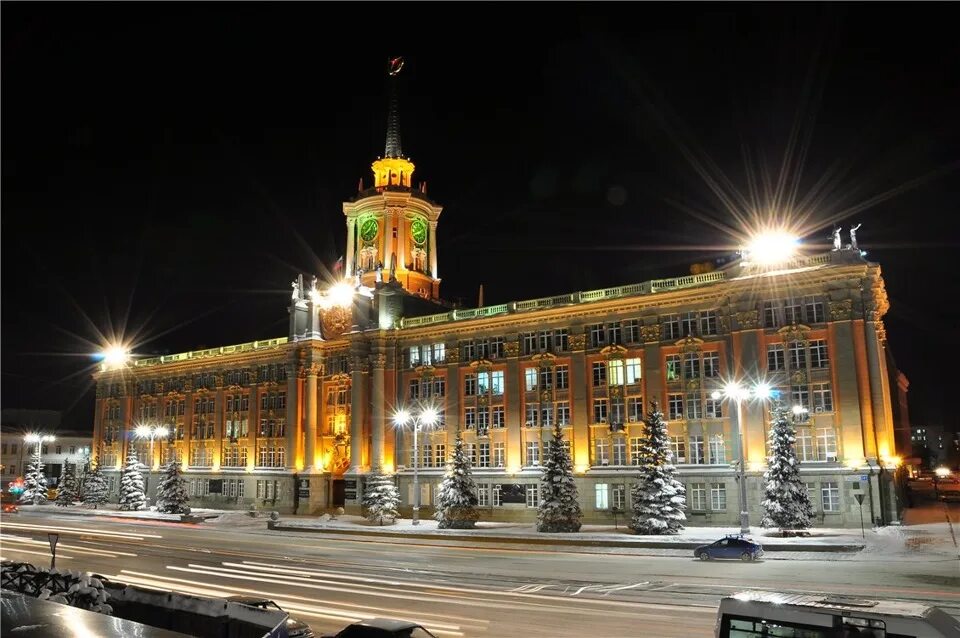 Главный сайт екатеринбурга. Площадь 1905 года Екатеринбург ночью. Ночной Екатеринбург администрация. Екатеринбург площадь 1905. Администрация Екатеринбурга зима.