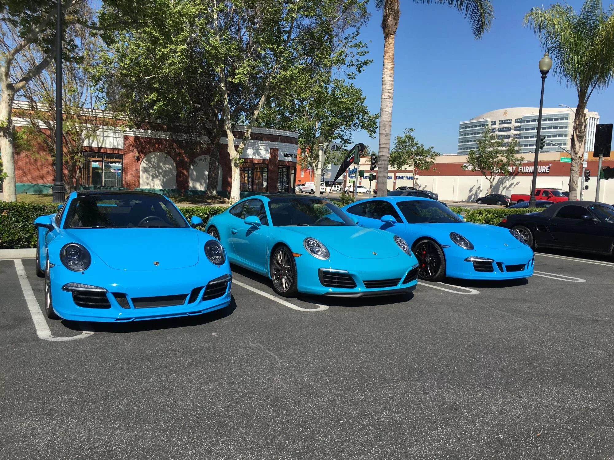 Miami blue. Порше 911 в майами. Miami blue. Porsche 911 miami blue. Порше 911 майами блу.