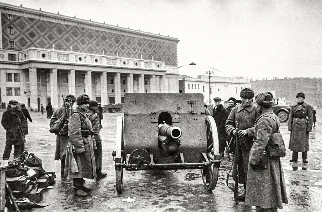 Октябрь 1941 великой отечественной войны. Площадь Маяковского 1941. Москва в октябре 1941 года. Москва в годы войны 1941-1945.