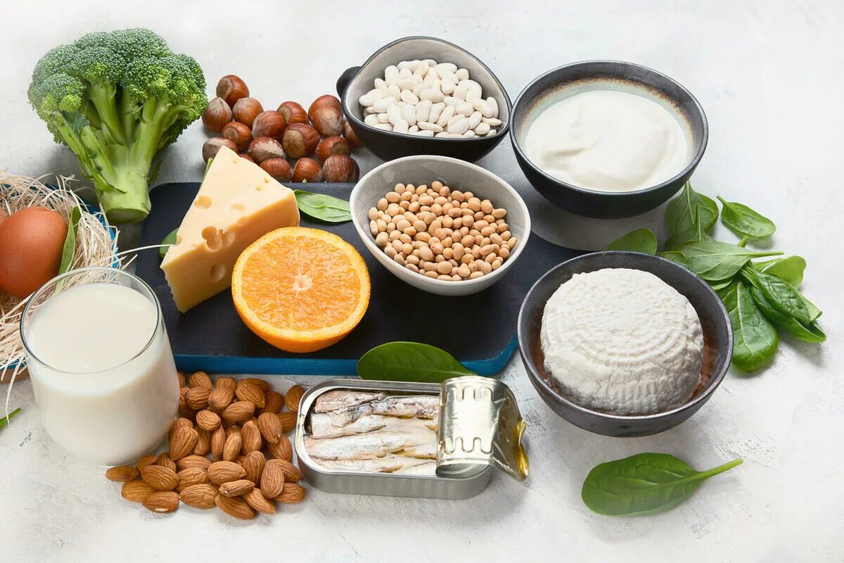 Питание для костей. Молочная продукция на белом фоне. Продукты для укрепления костей. Продукты детям для костей. Питание.