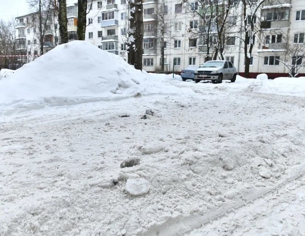 Груды снега. Сугробы во дворе. много снега во дворе. иваново снегопад.