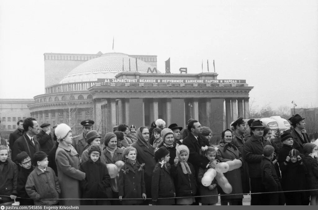 Май 1 новосибирск. Площадь Ленина Новосибирск 1970. Площадь Ленина Новосибирск 1941. Новосибирск СССР площадь Ленина. Демонстрация 1 мая СССР Новосибирск.