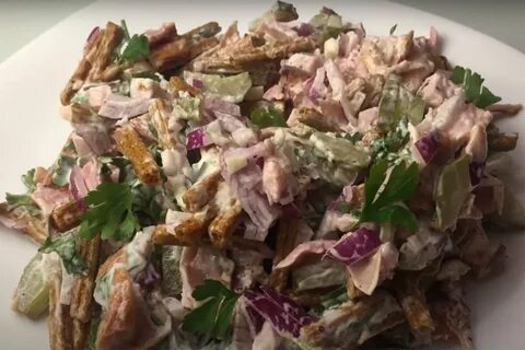Салат с сухариками солеными огурцами и колбасой
