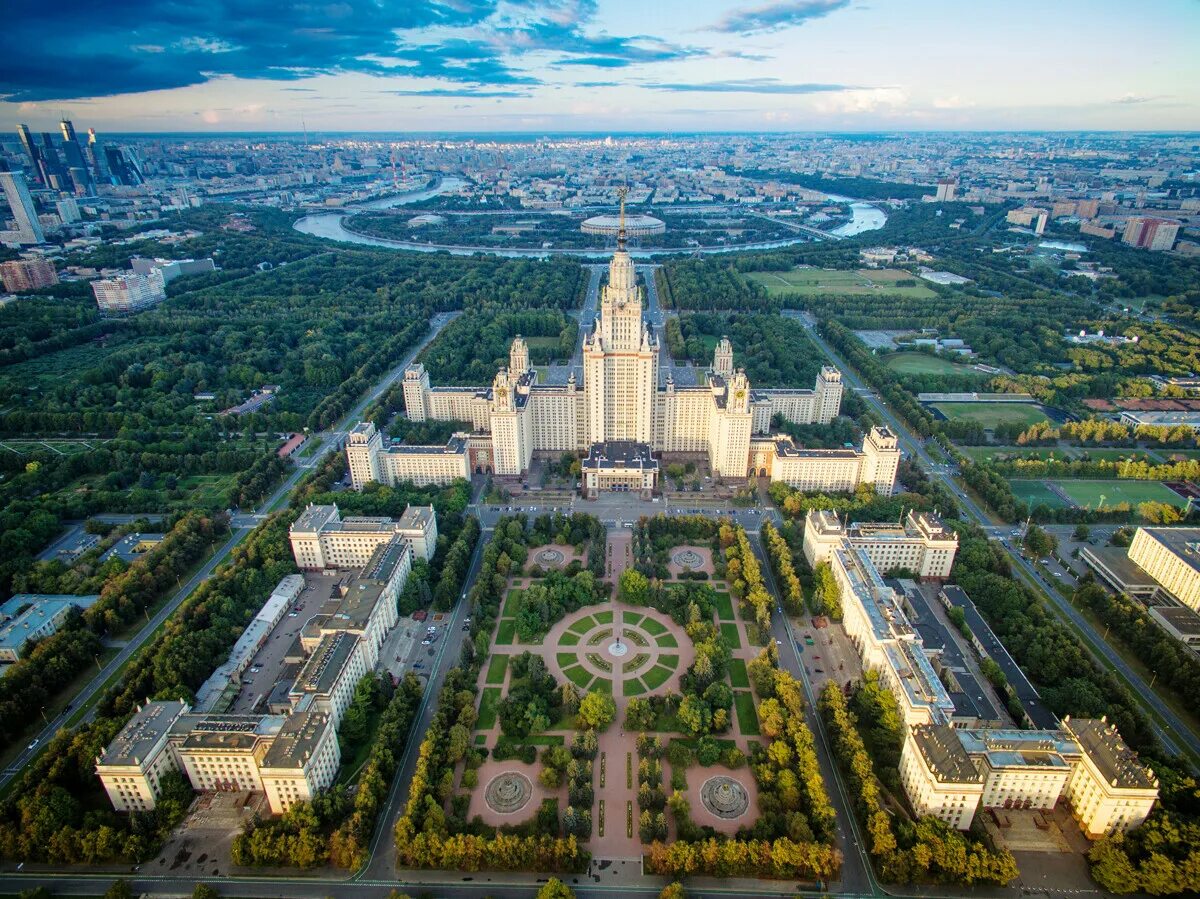 Мгу район москвы. Сталинские высотки МГУ. Здание МГУ сталинская высотка. Университет Ломоносова в Москве. Здание МГУ В Москве.